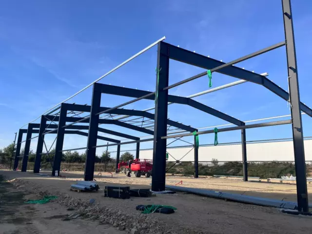 🚨 Terrains de Padel en approche😉 Ça continue à prendre forme, on commence à bien se rendre compte des beaux volumes du complexe. #hatedejoueraupadel